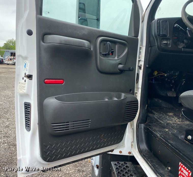 image for item KB9442 2005 GMC C7500  tank truck