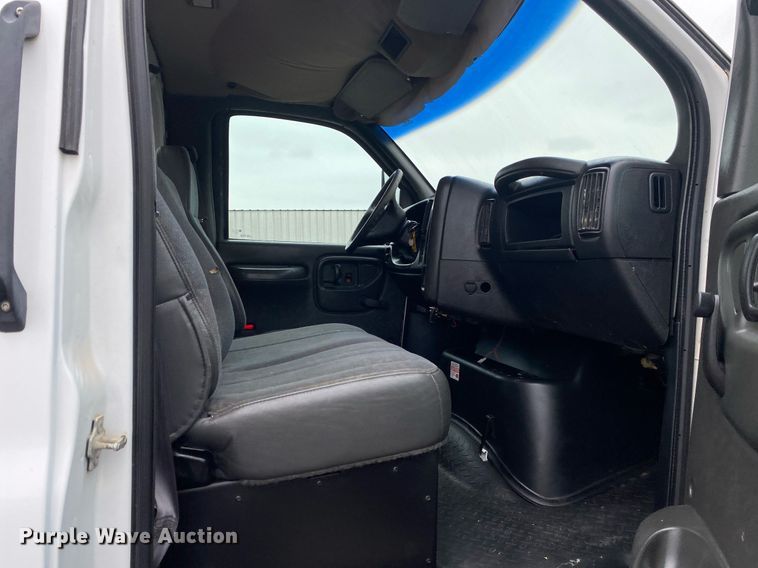 image for item KB9442 2005 GMC C7500  tank truck