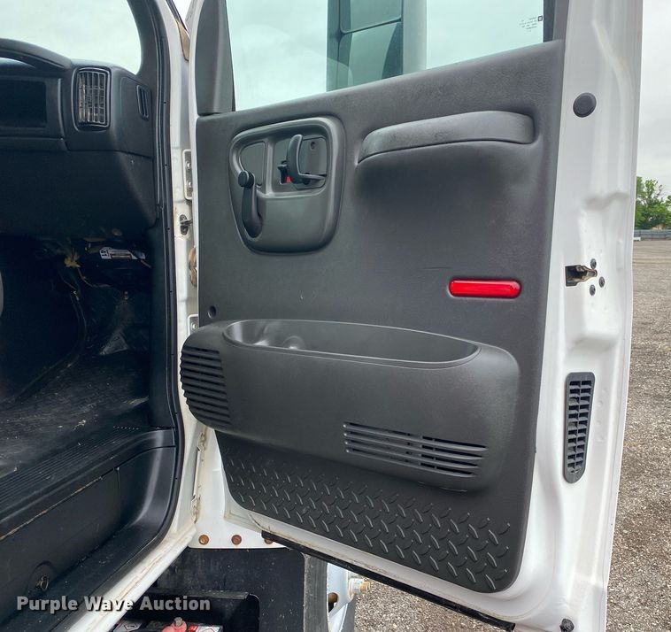 image for item KB9442 2005 GMC C7500  tank truck