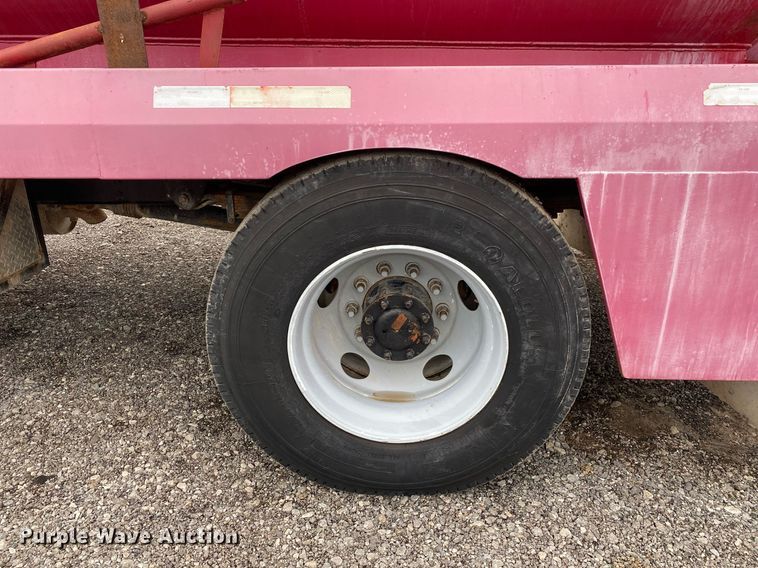 image for item KB9442 2005 GMC C7500  tank truck