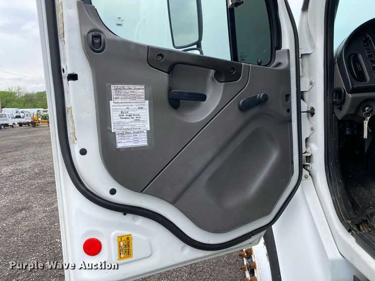 image for item KB9446 2005 Freightliner Business Class M2  utility / service truck