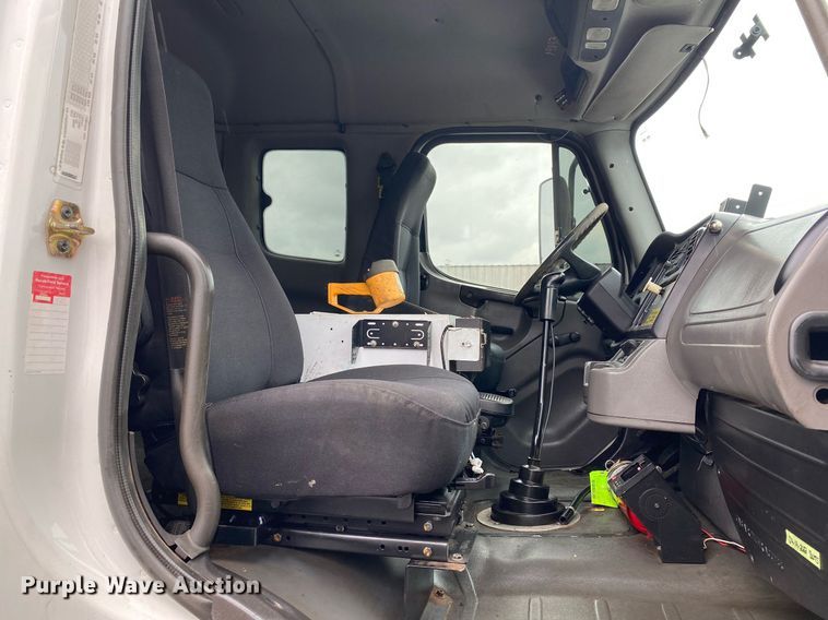 image for item KB9446 2005 Freightliner Business Class M2  utility / service truck