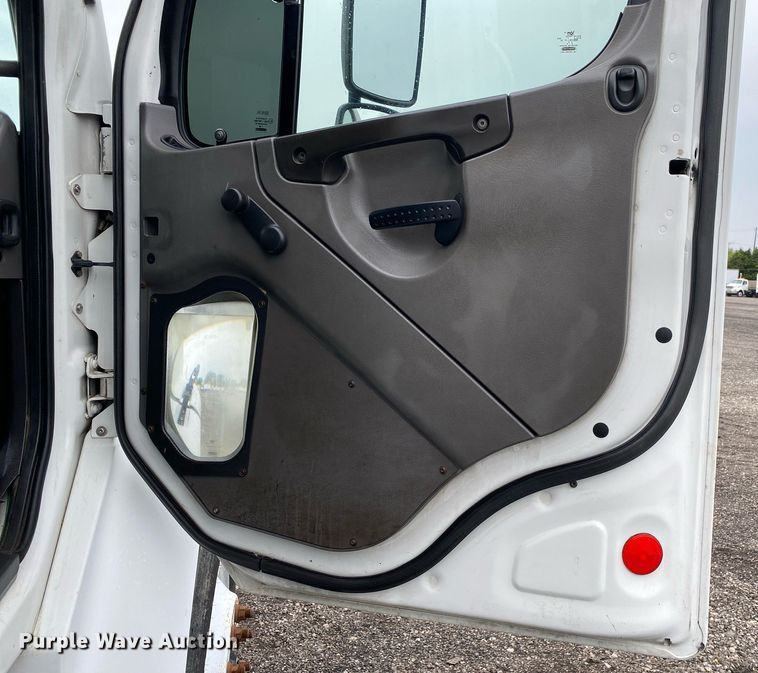 image for item KB9446 2005 Freightliner Business Class M2  utility / service truck