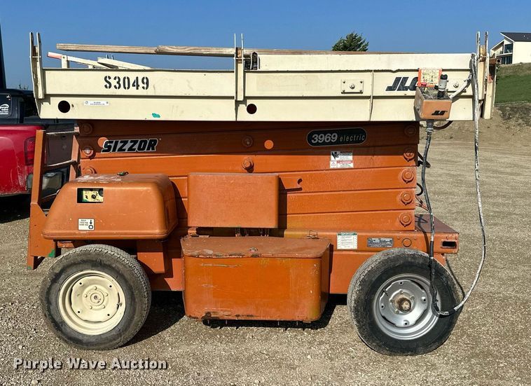 image for item KL9098 1998 JLG Sizzor 3969-E  scissor lift