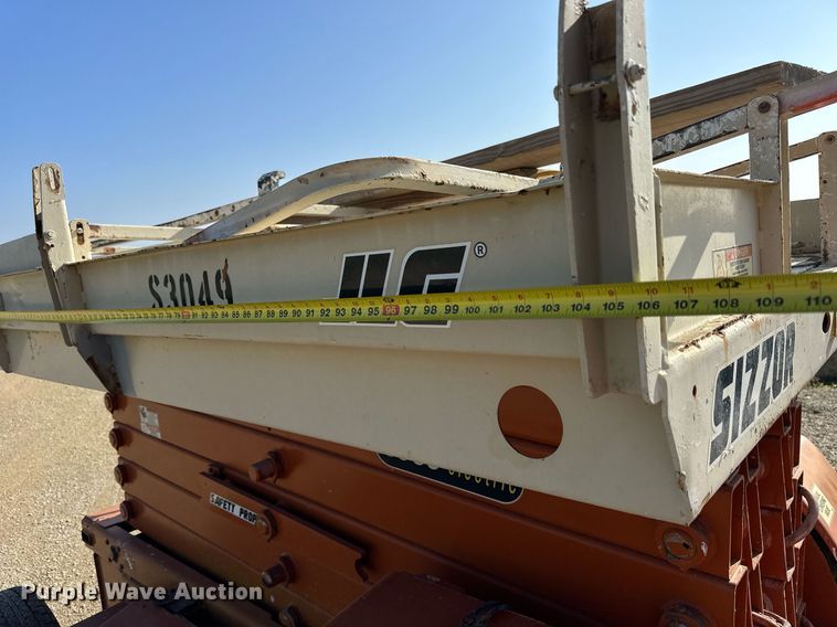 image for item KL9098 1998 JLG Sizzor 3969-E  scissor lift