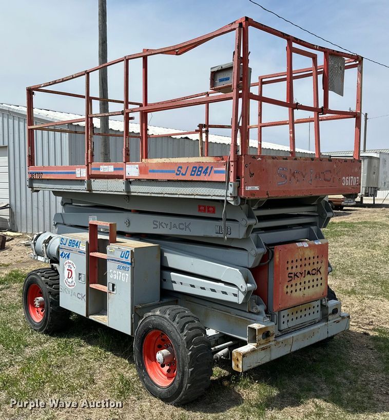 image for item KL9146 2000 Skyjack SJ8841  scissor lift