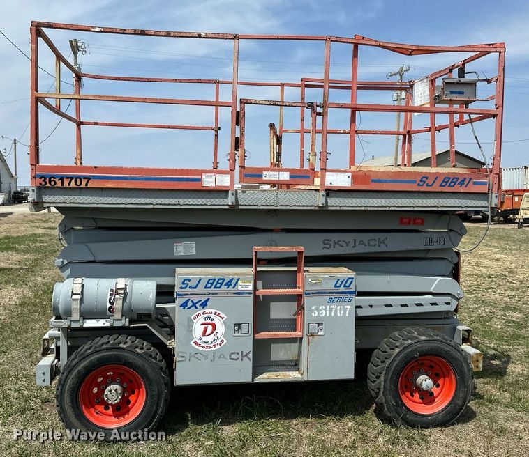 image for item KL9146 2000 Skyjack SJ8841  scissor lift