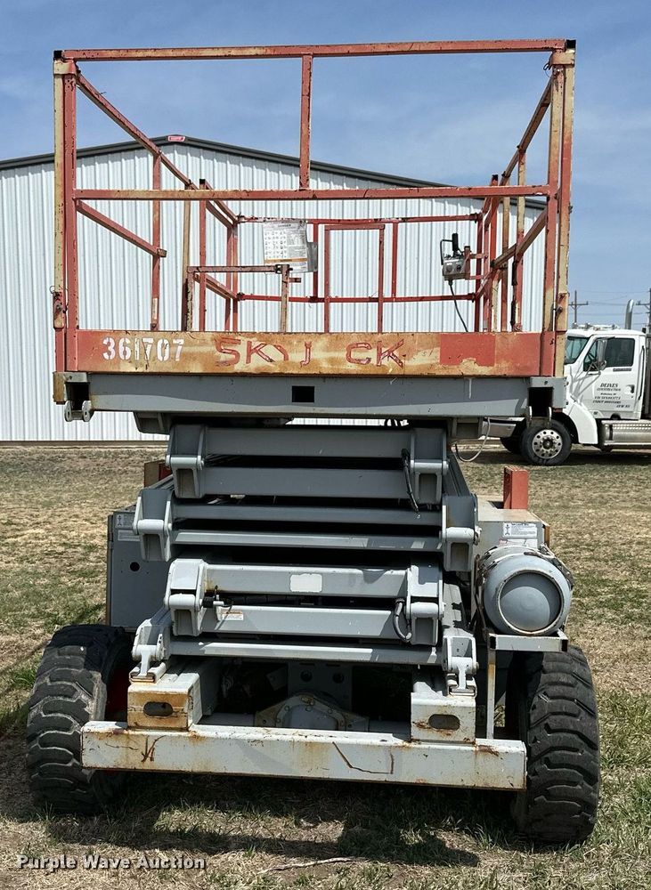 image for item KL9146 2000 Skyjack SJ8841  scissor lift
