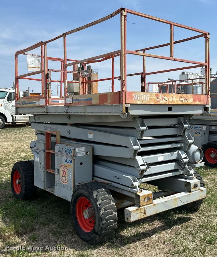 image for item KL9146 2000 Skyjack SJ8841  scissor lift