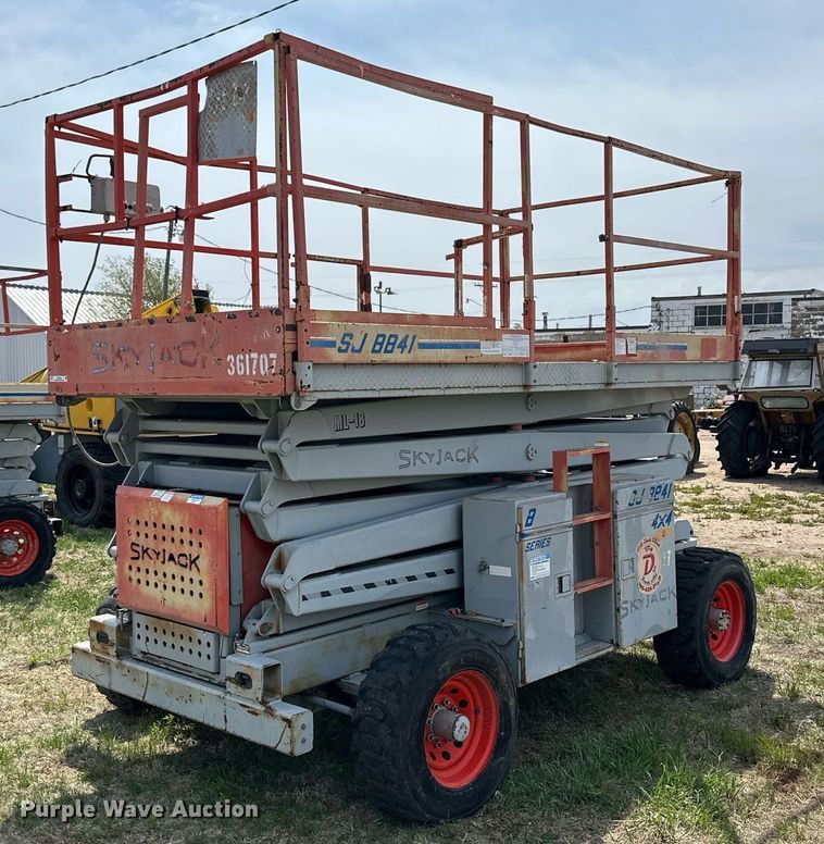 image for item KL9146 2000 Skyjack SJ8841  scissor lift