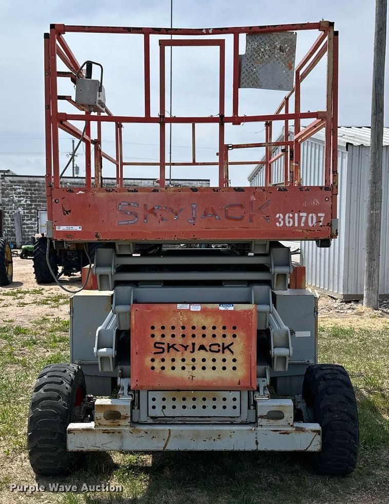 image for item KL9146 2000 Skyjack SJ8841  scissor lift