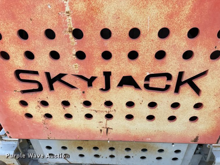 image for item KL9146 2000 Skyjack SJ8841  scissor lift