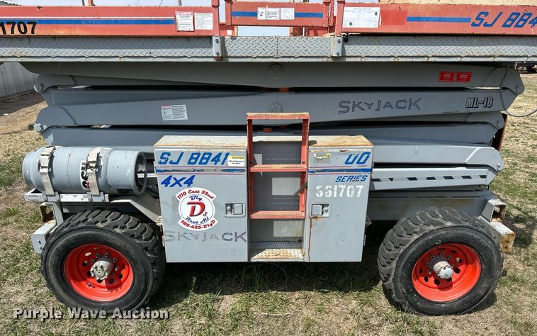 image for item KL9146 2000 Skyjack SJ8841  scissor lift