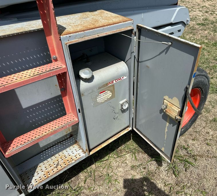 image for item KL9146 2000 Skyjack SJ8841  scissor lift