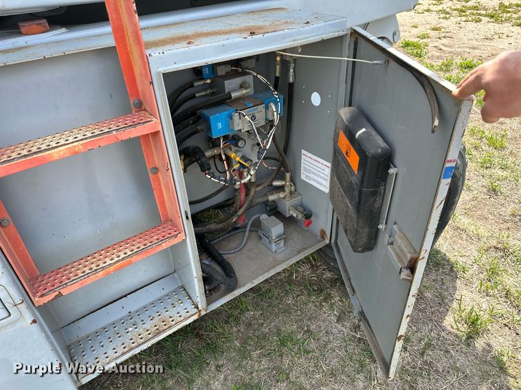 image for item KL9146 2000 Skyjack SJ8841  scissor lift