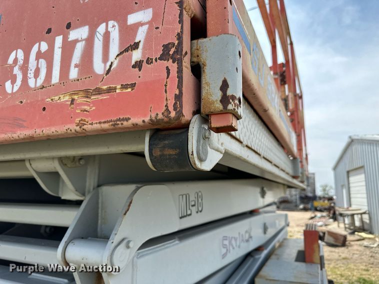 image for item KL9146 2000 Skyjack SJ8841  scissor lift