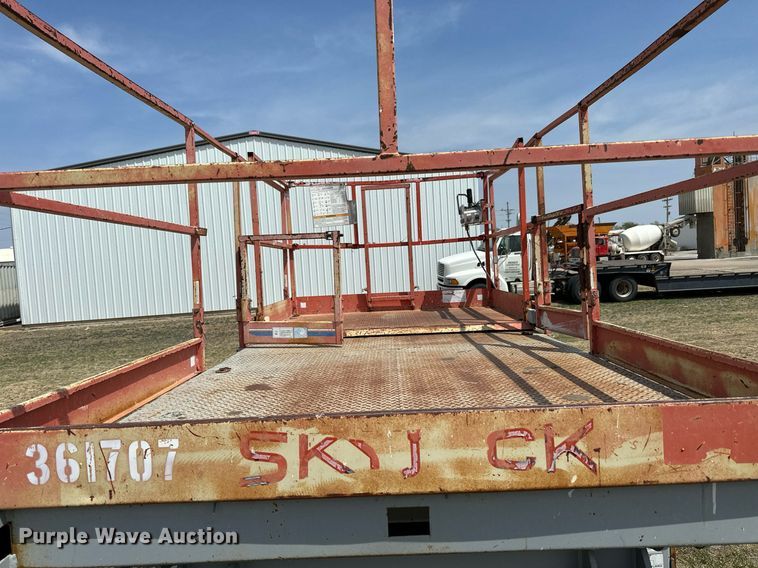 image for item KL9146 2000 Skyjack SJ8841  scissor lift