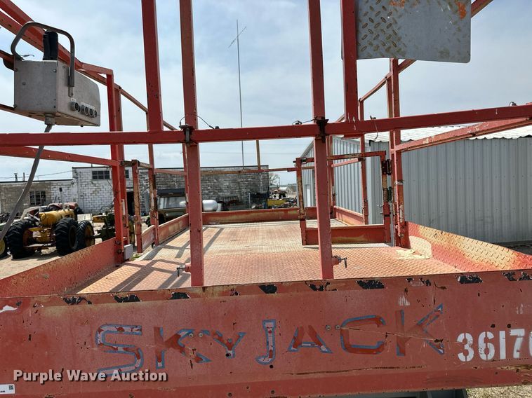 image for item KL9146 2000 Skyjack SJ8841  scissor lift