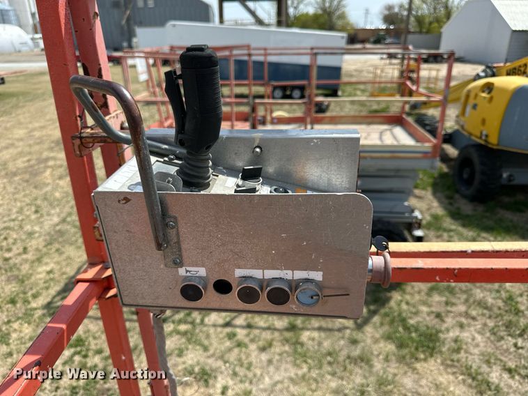 image for item KL9146 2000 Skyjack SJ8841  scissor lift