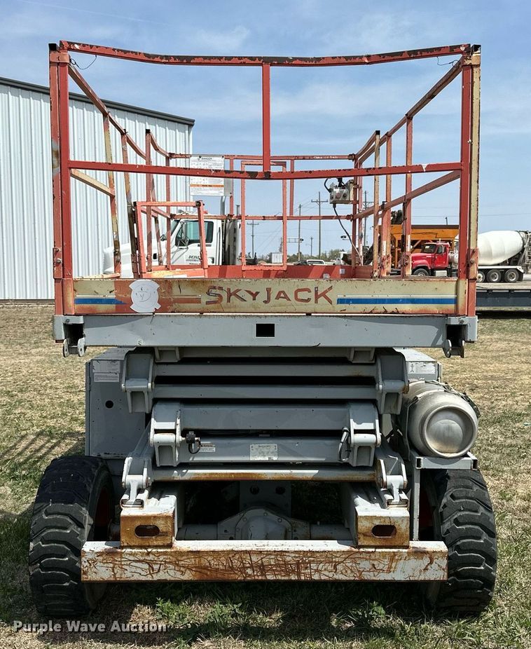 image for item KL9147 1998 Skyjack SJ8831  scissor lift