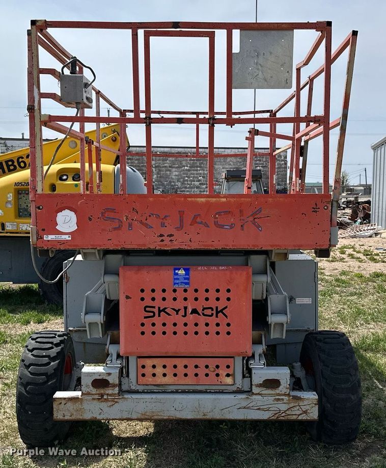 image for item KL9147 1998 Skyjack SJ8831  scissor lift