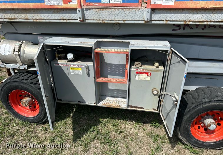image for item KL9147 1998 Skyjack SJ8831  scissor lift
