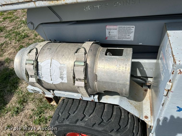 image for item KL9147 1998 Skyjack SJ8831  scissor lift