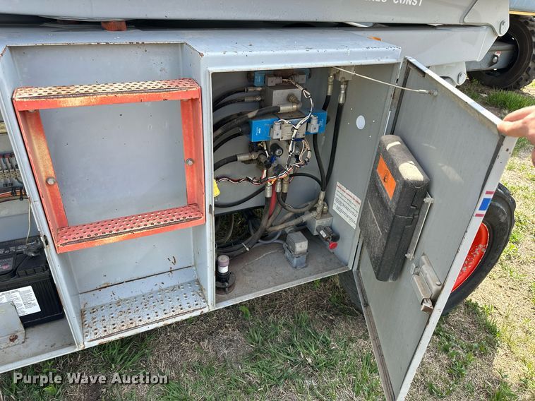 image for item KL9147 1998 Skyjack SJ8831  scissor lift