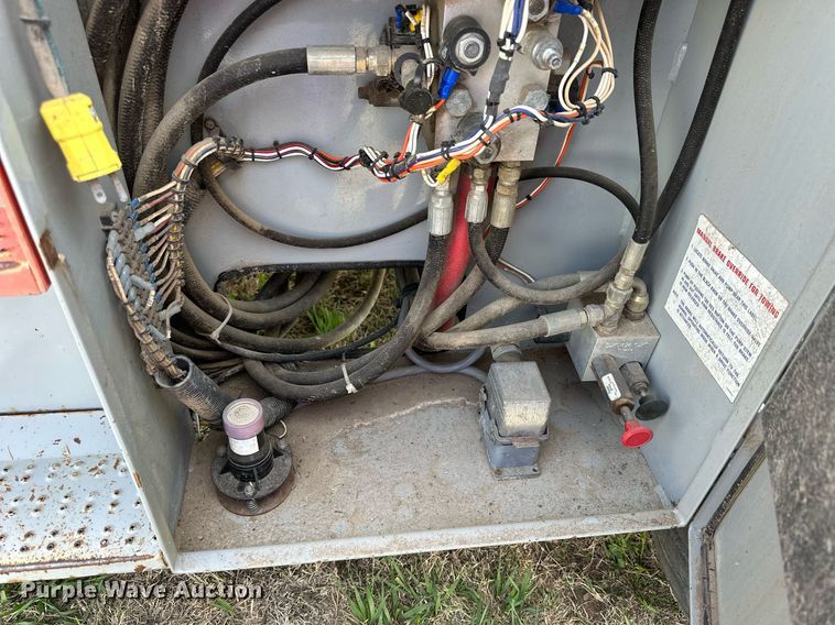 image for item KL9147 1998 Skyjack SJ8831  scissor lift