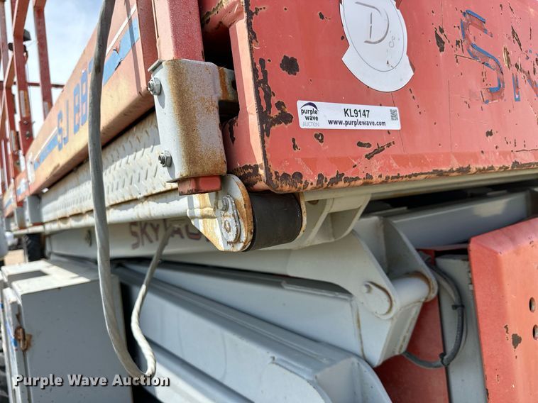 image for item KL9147 1998 Skyjack SJ8831  scissor lift