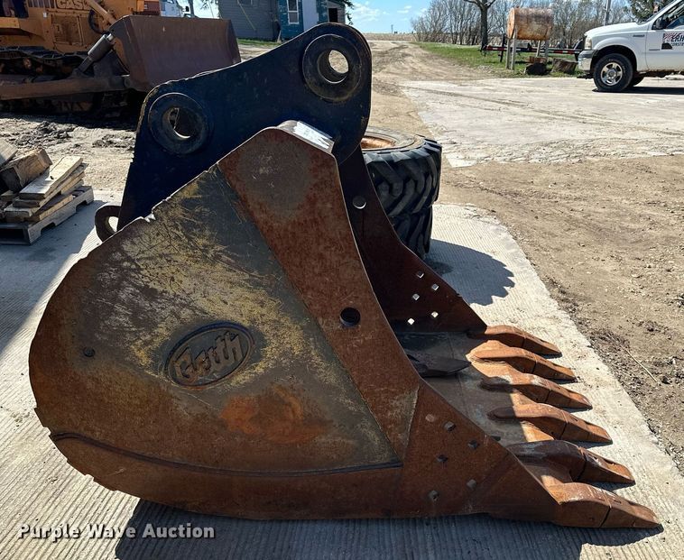 Geith excavator bucket in Eyota, MN Item KU9936 for sale Purple Wave