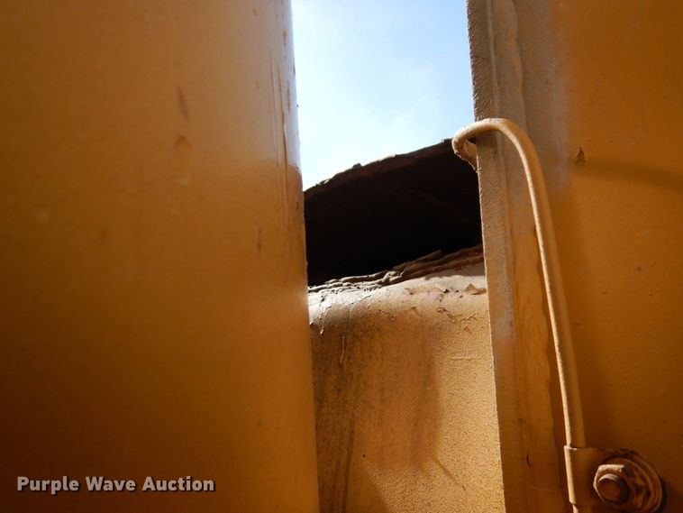 image for item KU9943 1983 Caterpillar 966D  wheel loader