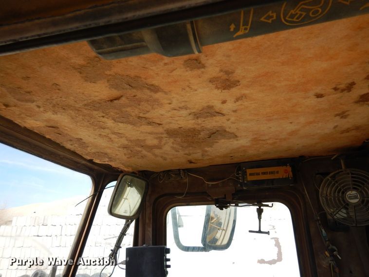 image for item KU9943 1983 Caterpillar 966D  wheel loader