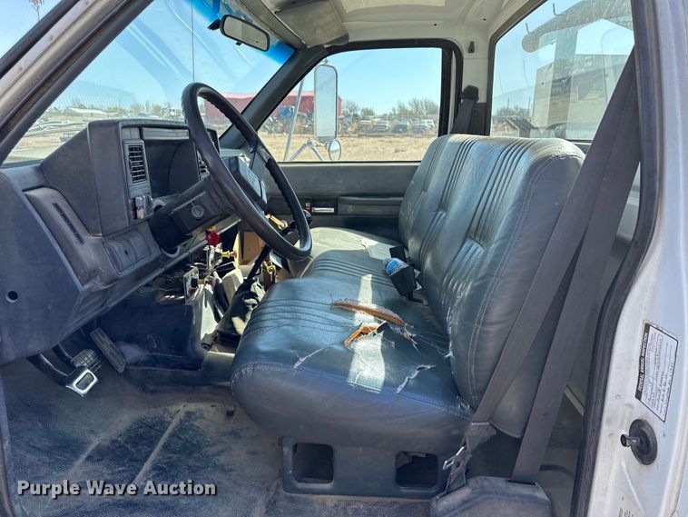 image for item KX9072 2002 GMC C7500  winch truck