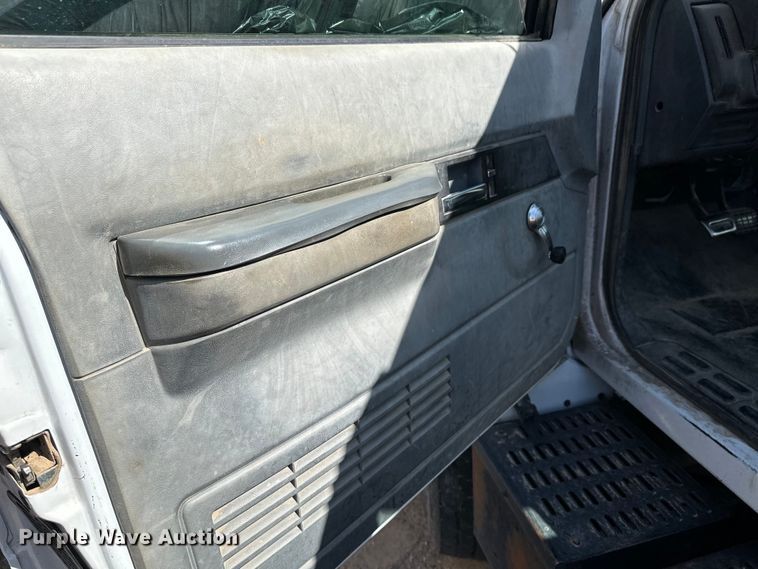 image for item KX9072 2002 GMC C7500  winch truck