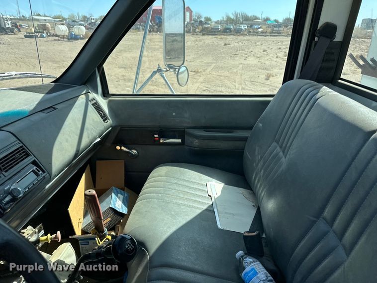 image for item KX9072 2002 GMC C7500  winch truck