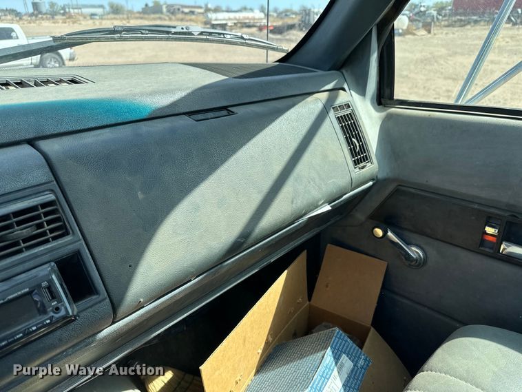 image for item KX9072 2002 GMC C7500  winch truck