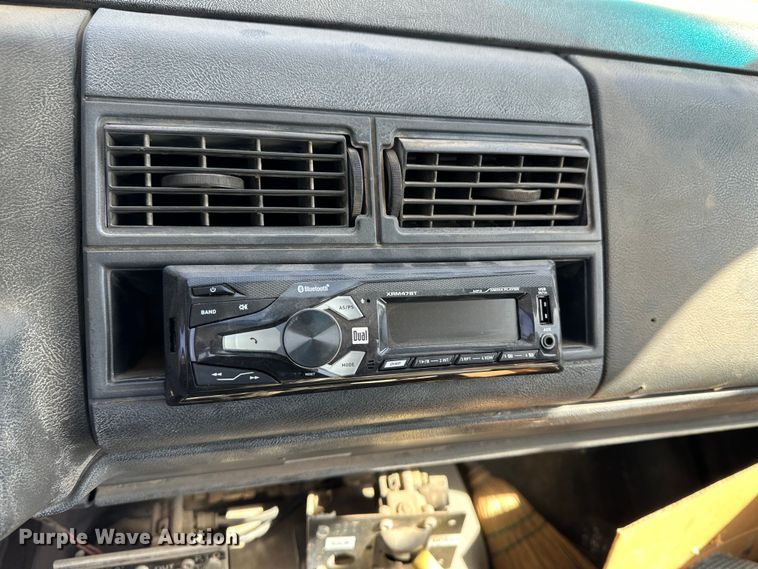 image for item KX9072 2002 GMC C7500  winch truck