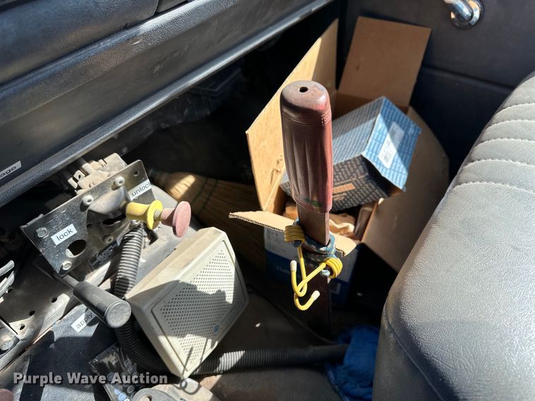 image for item KX9072 2002 GMC C7500  winch truck