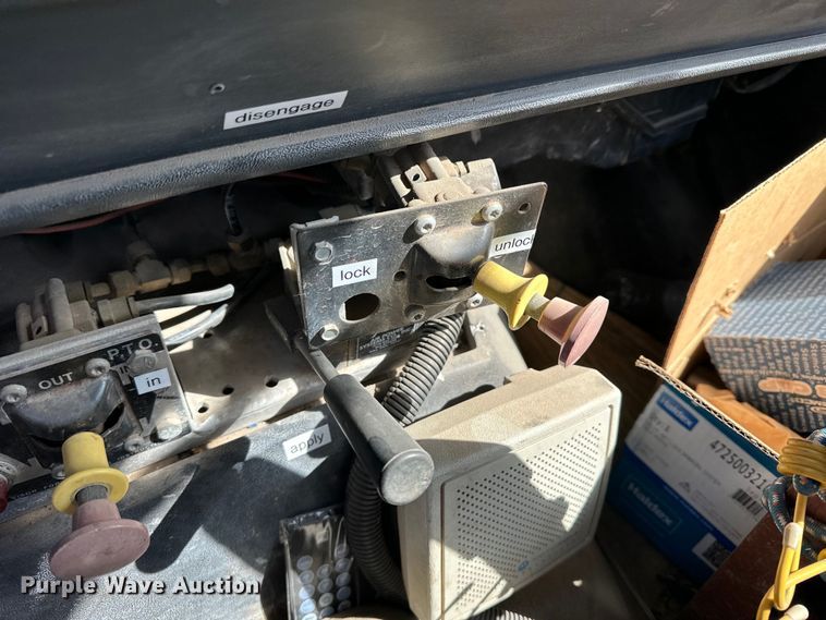 image for item KX9072 2002 GMC C7500  winch truck