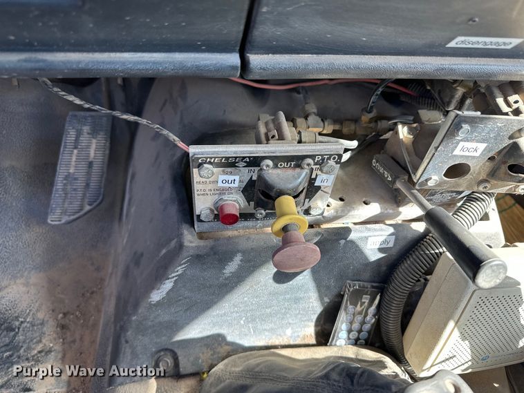 image for item KX9072 2002 GMC C7500  winch truck