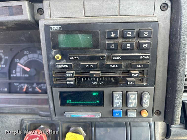 image for item KX9072 2002 GMC C7500  winch truck