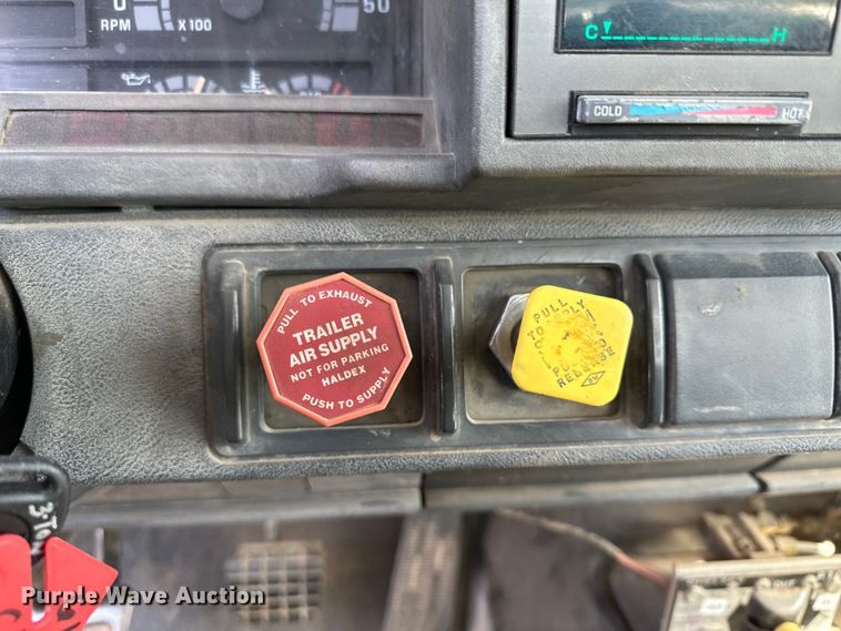 image for item KX9072 2002 GMC C7500  winch truck