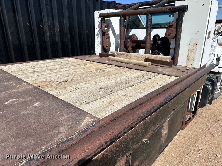 image for item KX9072 2002 GMC C7500  winch truck