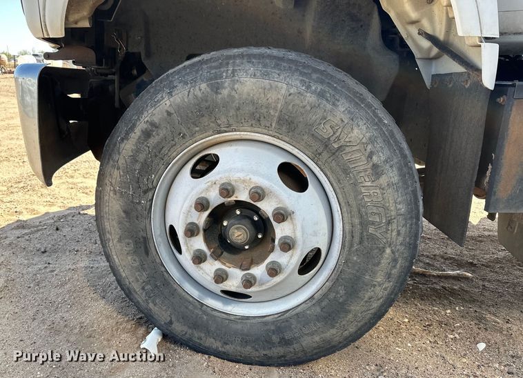 image for item KX9072 2002 GMC C7500  winch truck