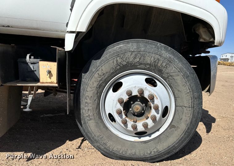 image for item KX9072 2002 GMC C7500  winch truck