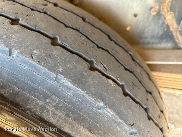 image for item KX9072 2002 GMC C7500  winch truck