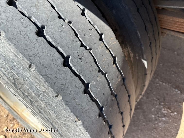 image for item KX9072 2002 GMC C7500  winch truck