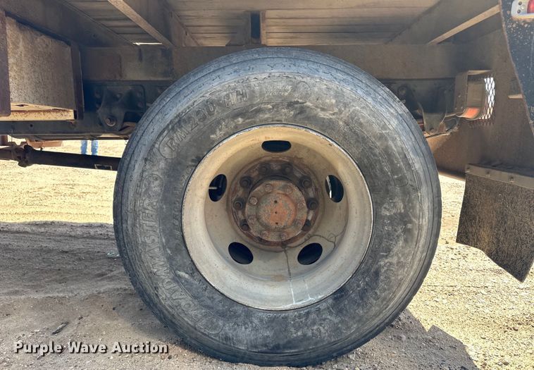 image for item KX9072 2002 GMC C7500  winch truck