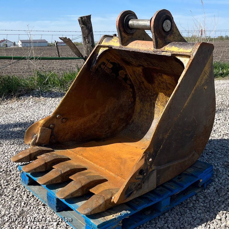 image for item LA9937 42" W excavator bucket